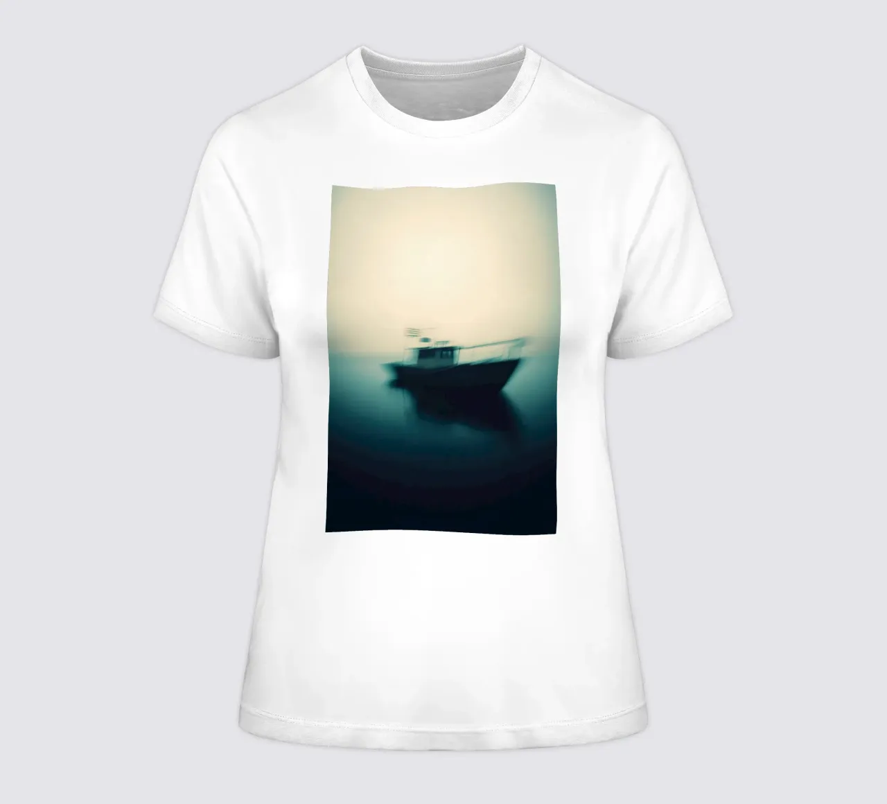 Etherisch silhouet van een boot in de schemering dames t-shirt getailleerd van Le Flou
