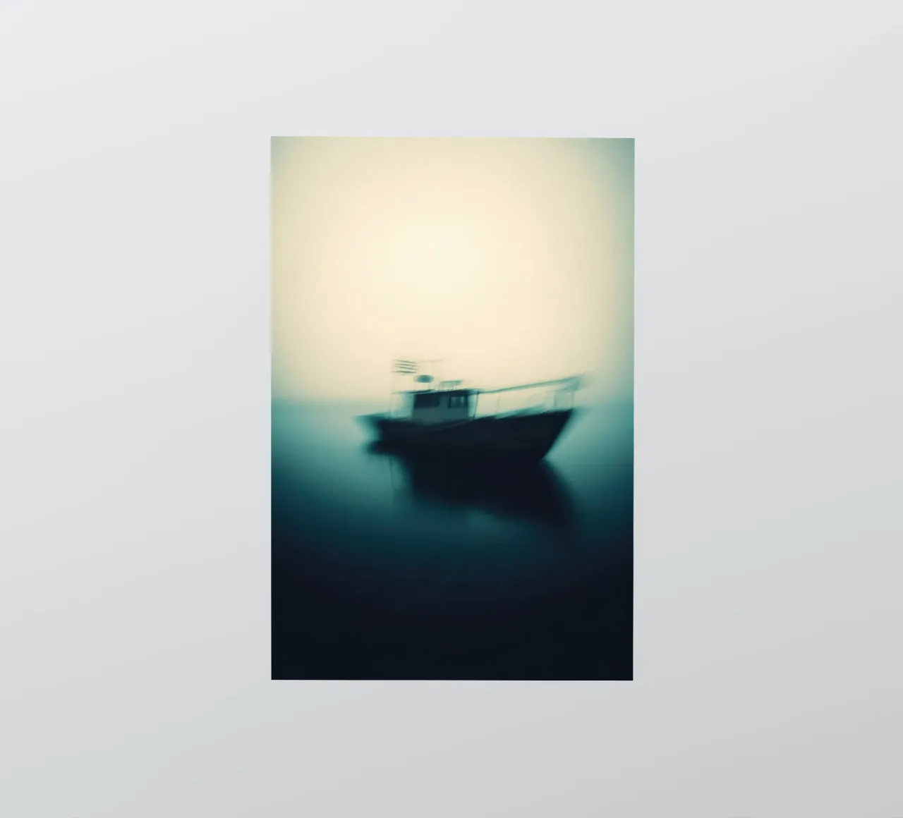 Ätherische Silhouette eines Schiffes in der Abenddämmerung Sticker von Le Flou