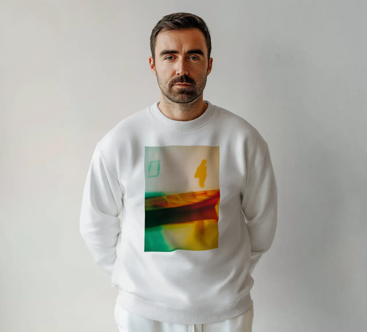 Schaduwen en reflecties van een neonboot sweatshirt van Le Flou