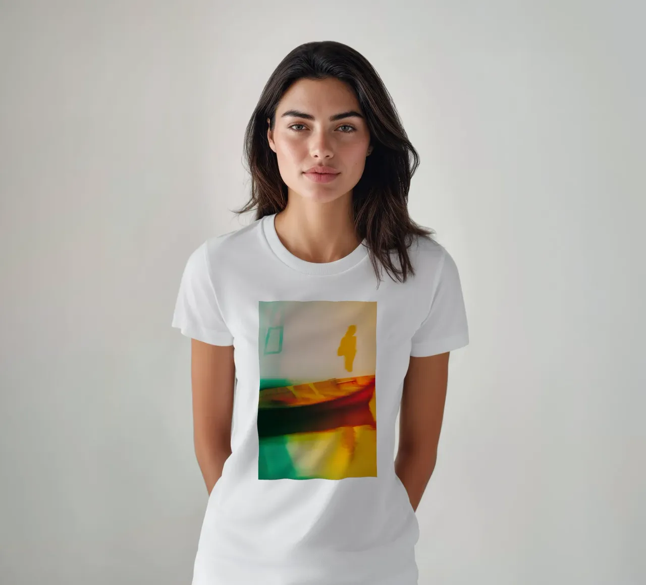 Schaduwen en reflecties van een neonboot t-shirt van Le Flou