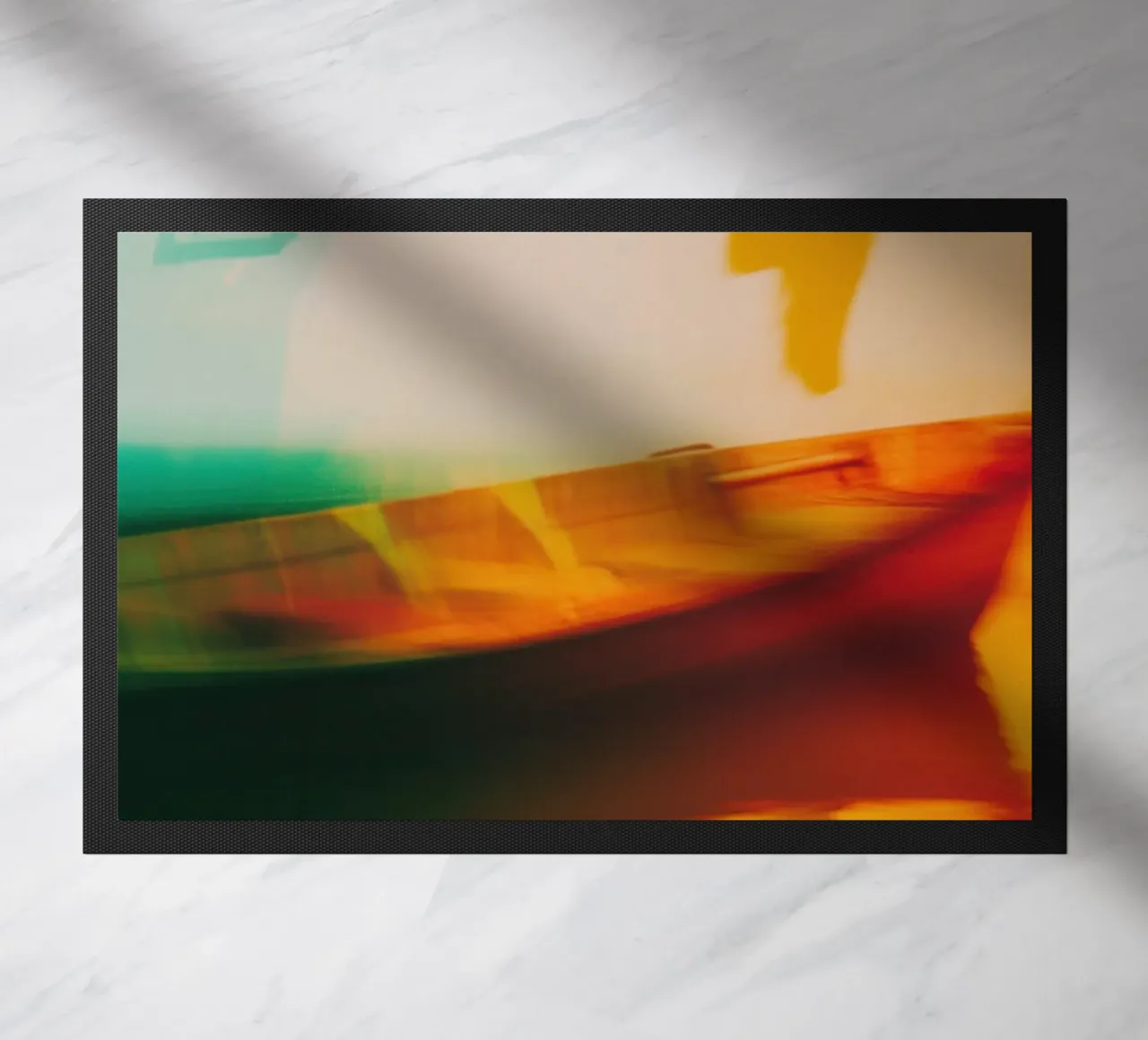 Schaduwen en reflecties van een neonboot deurmat van Le Flou