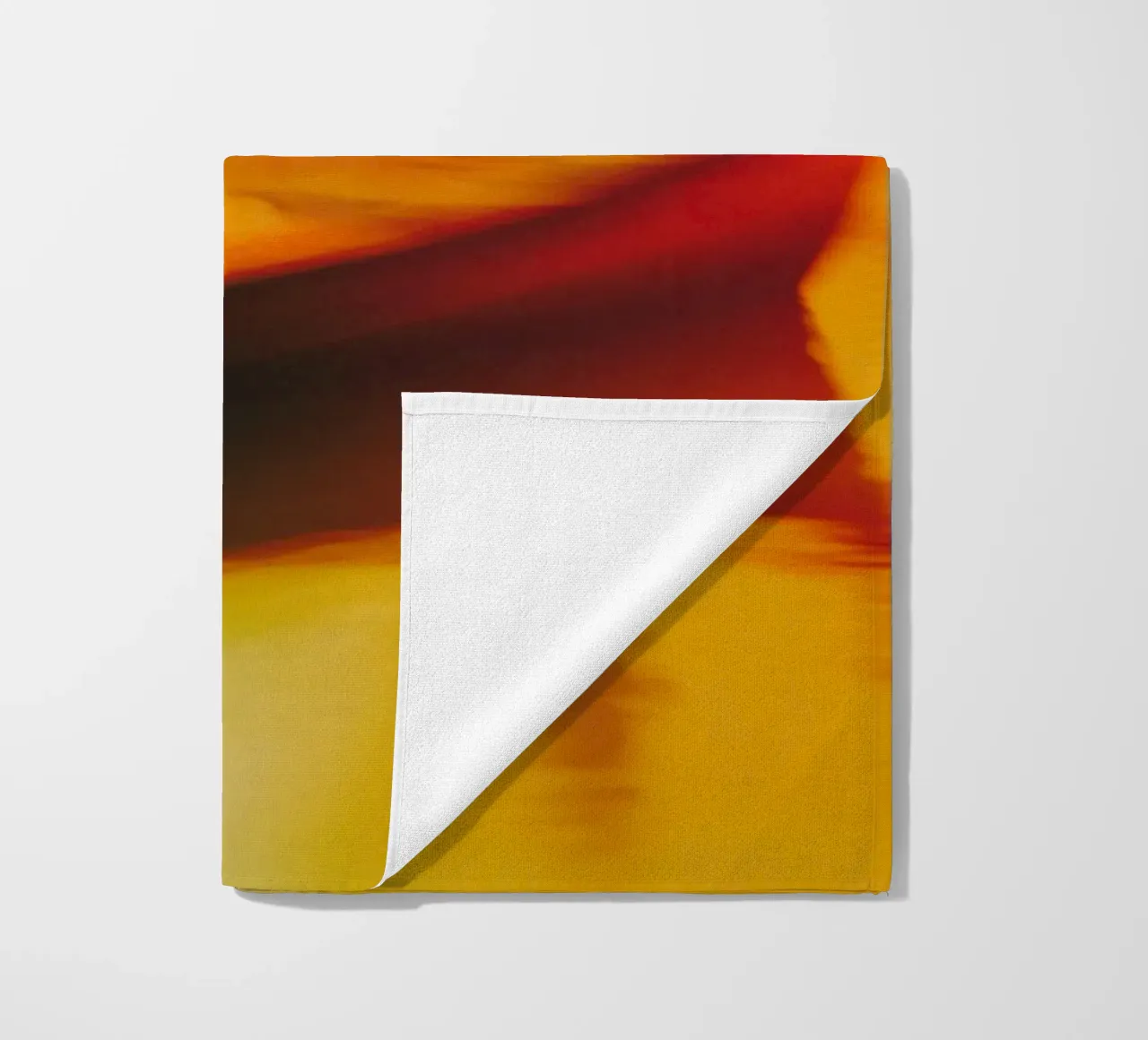 Schaduwen en reflecties van een neonboot strandhanddoek van Le Flou