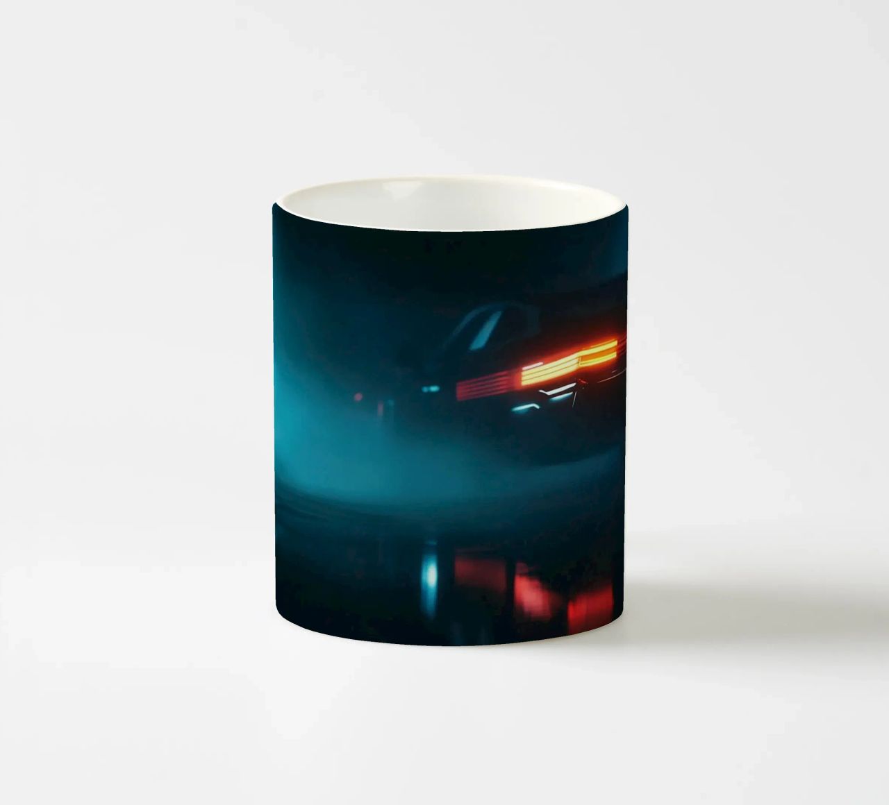 Un'auto retrò fugge di notte tazza in ceramica da Le Flou