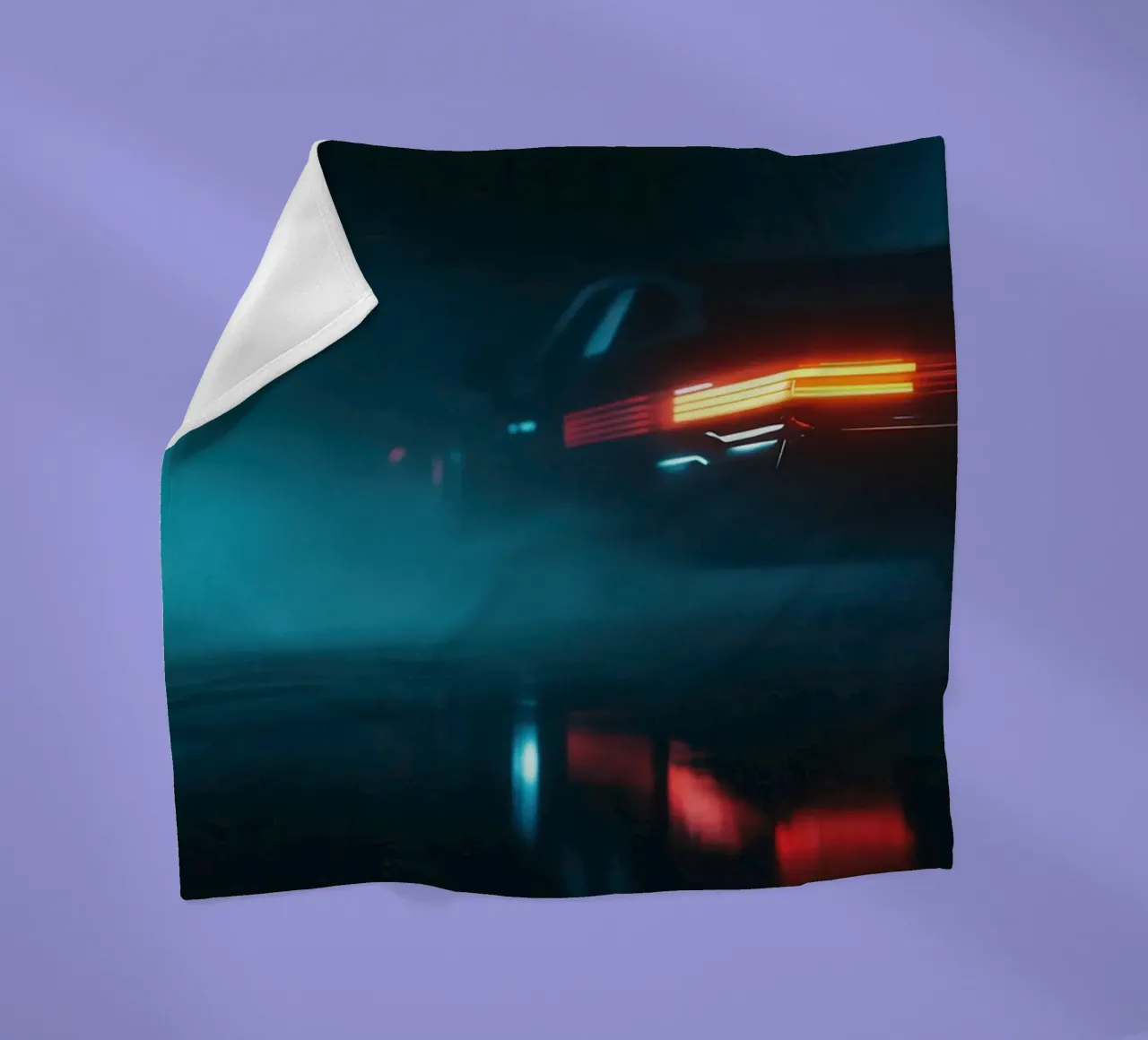 Un'auto retrò fugge di notte coperta in pile da Le Flou