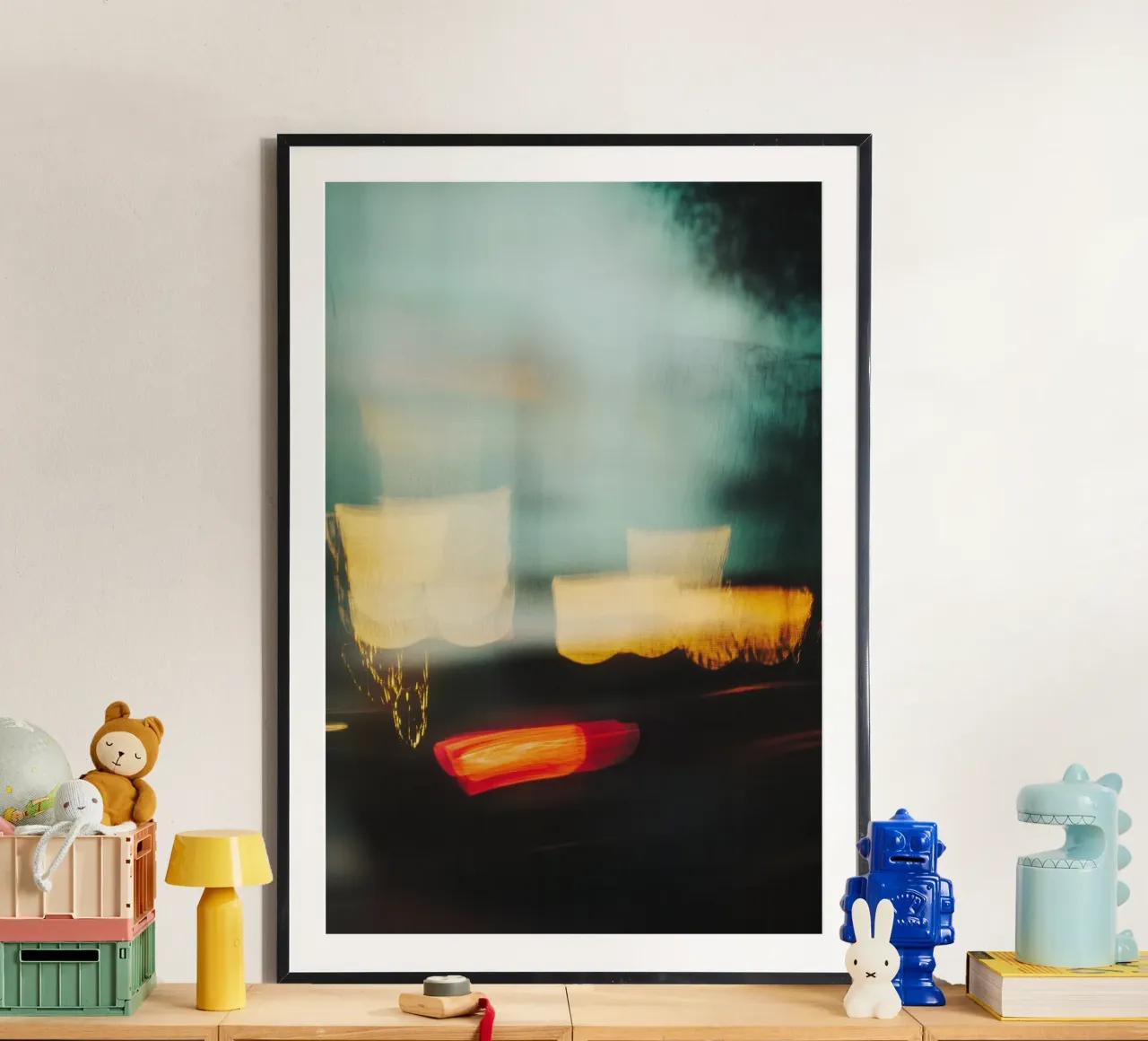 Le luci fugaci di una strada trafficata poster con telaio in legno da Le Flou