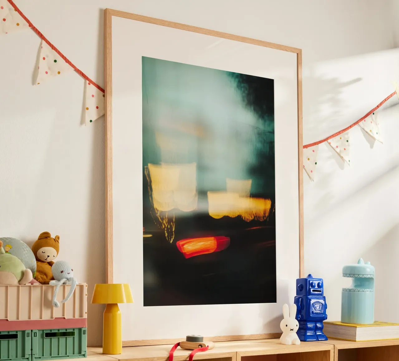 Le luci fugaci di una strada trafficata poster con telaio in legno da Le Flou