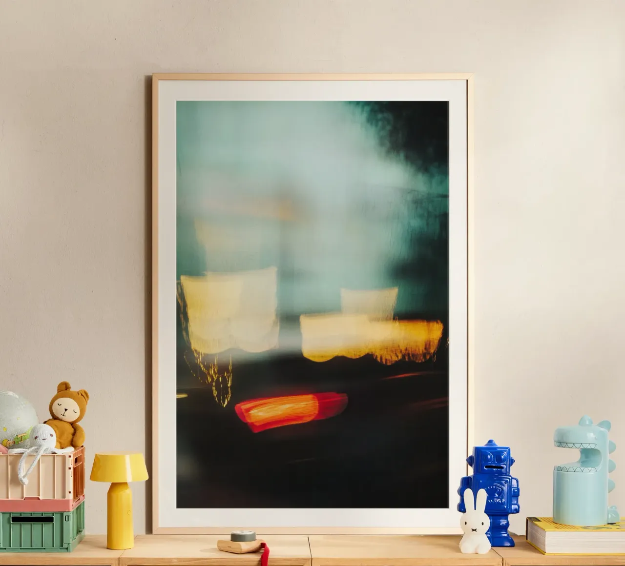 Le luci fugaci di una strada trafficata poster con telaio in legno da Le Flou