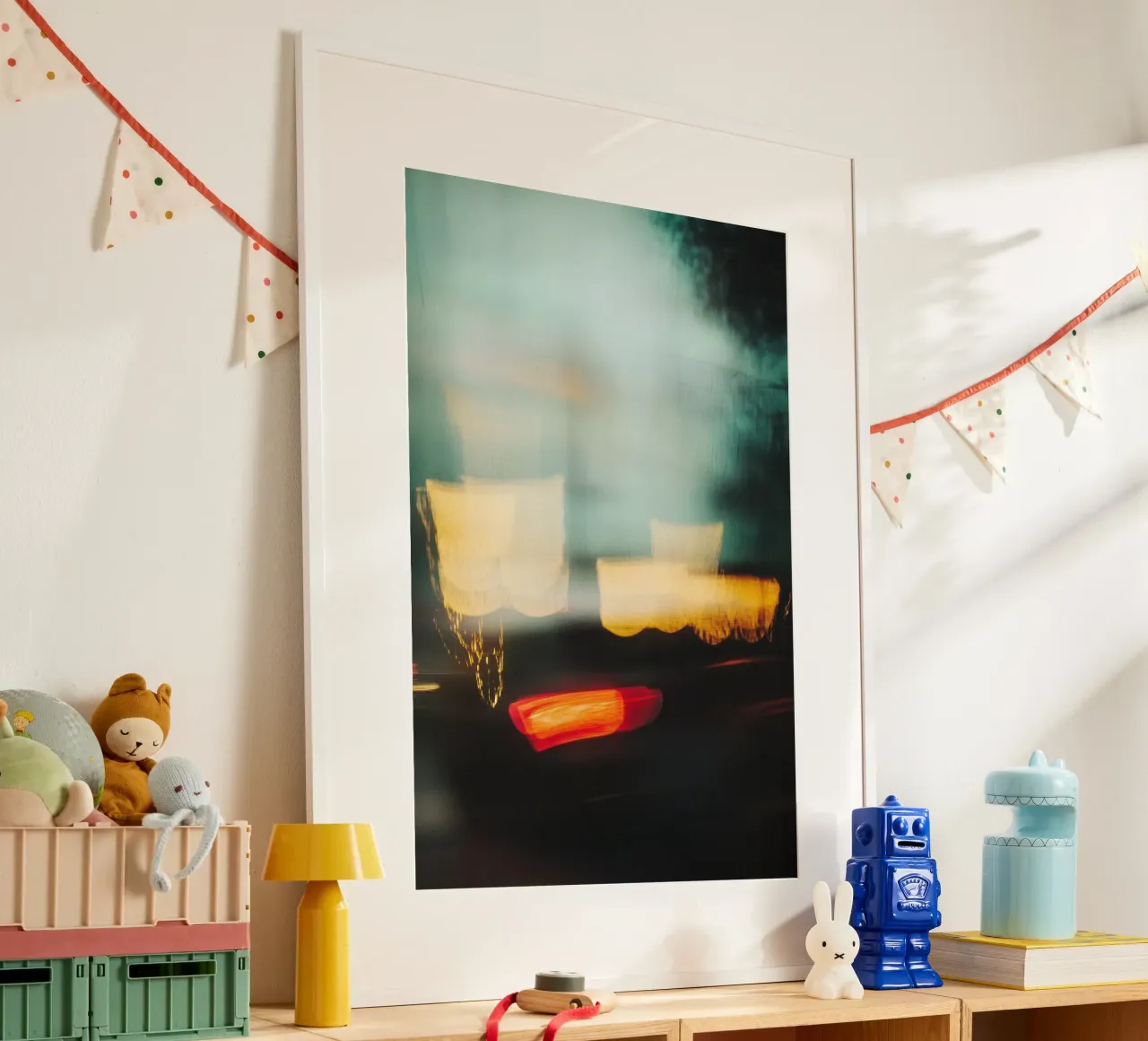 Le luci fugaci di una strada trafficata poster con telaio in legno da Le Flou