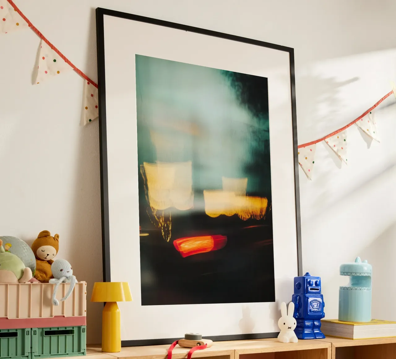 Le luci fugaci di una strada trafficata poster con telaio in legno da Le Flou