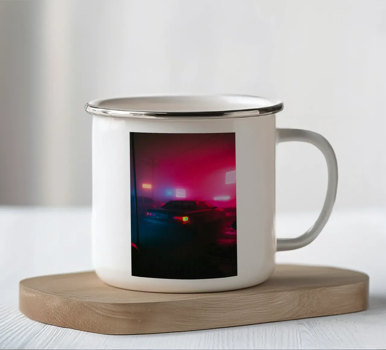 Fuga urbana sotto le luci al neon tazza in smalto da Le Flou