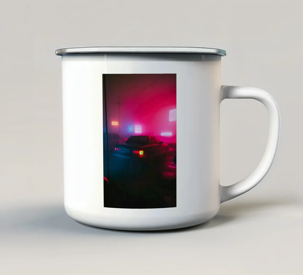 Fuga urbana sotto le luci al neon tazza in smalto da Le Flou