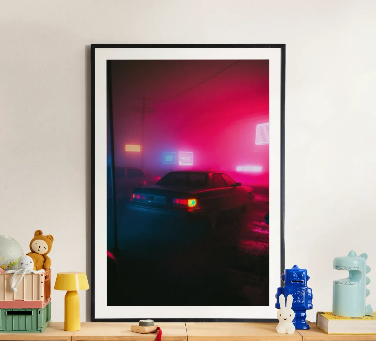Fuga urbana sotto le luci al neon poster con telaio in alluminio da Le Flou