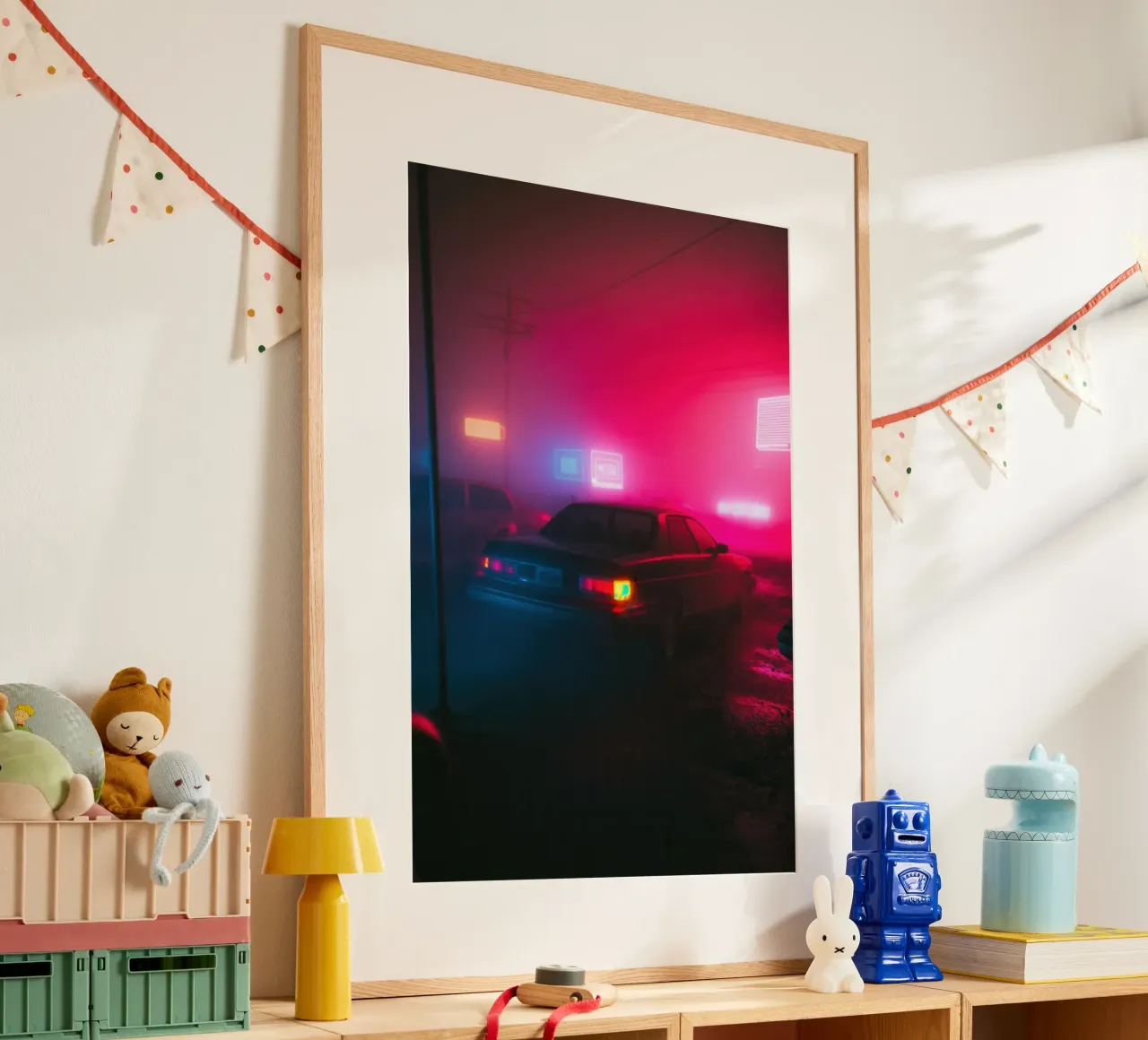Fuga urbana sotto le luci al neon poster con telaio in alluminio da Le Flou