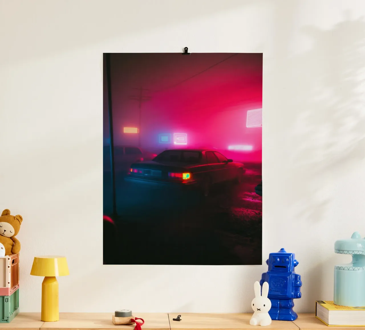Fuga urbana sotto le luci al neon poster con telaio in alluminio da Le Flou