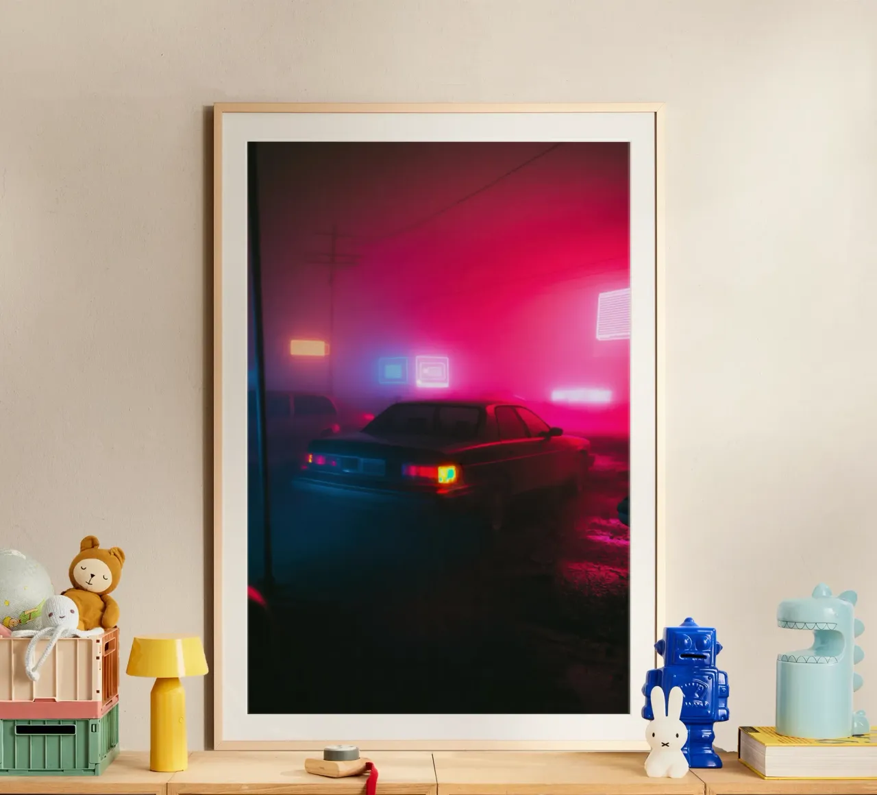 Fuga urbana sotto le luci al neon poster con telaio in alluminio da Le Flou