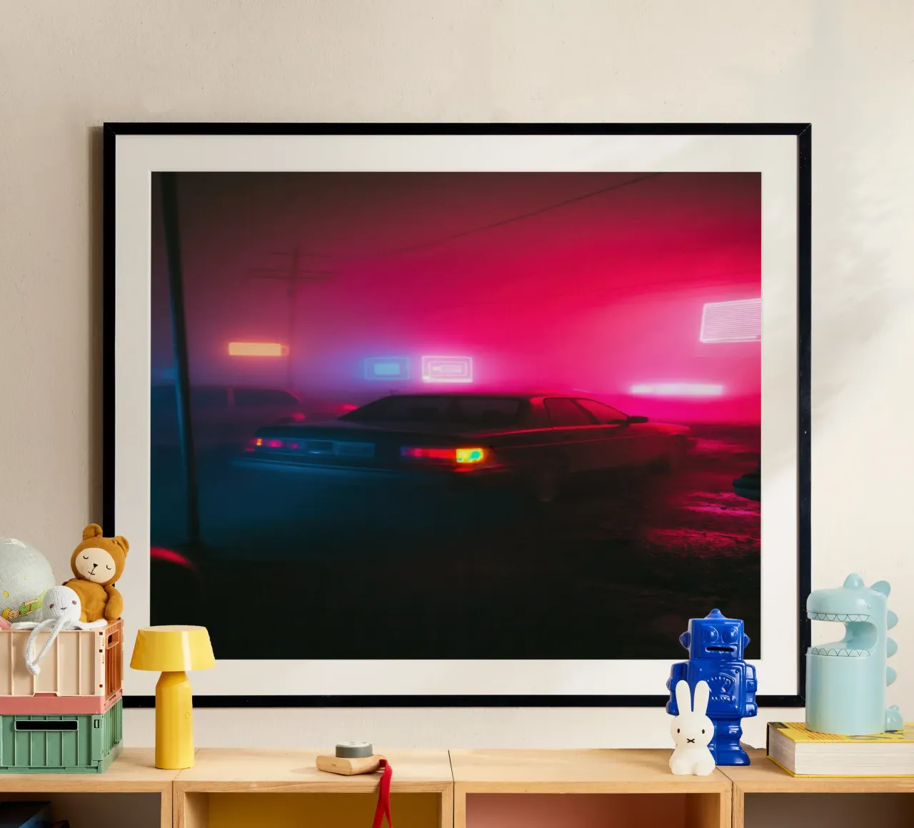 Fuga urbana sotto le luci al neon poster con telaio in alluminio da Le Flou