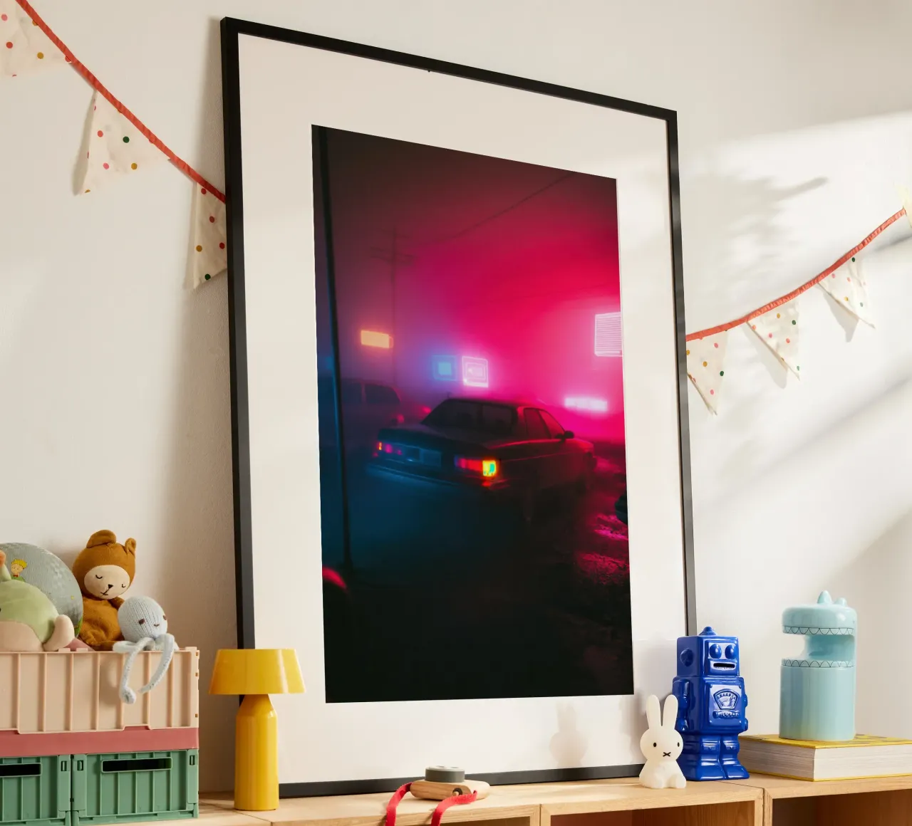 Fuga urbana sotto le luci al neon poster con telaio in alluminio da Le Flou