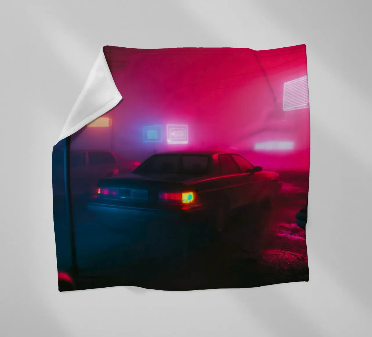 Fuga urbana sotto le luci al neon coperta in pile da Le Flou