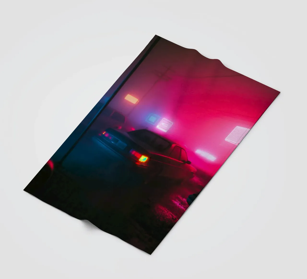 Fuga urbana sotto le luci al neon coperta in pile da Le Flou