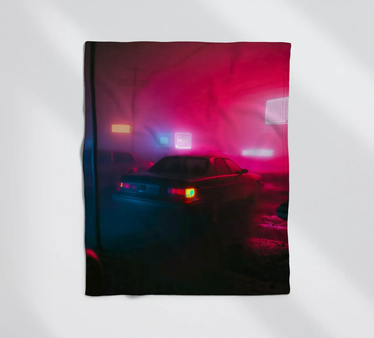 Fuga urbana sotto le luci al neon coperta in pile da Le Flou