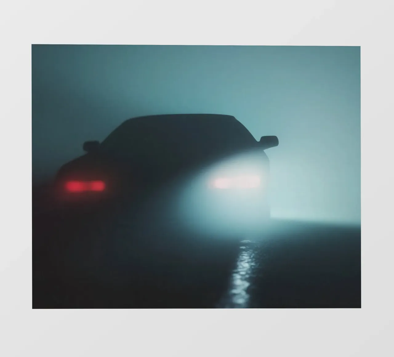 Silhouette Nocturne : Il fascino di un'auto nella notte telo in pvc da Le Flou