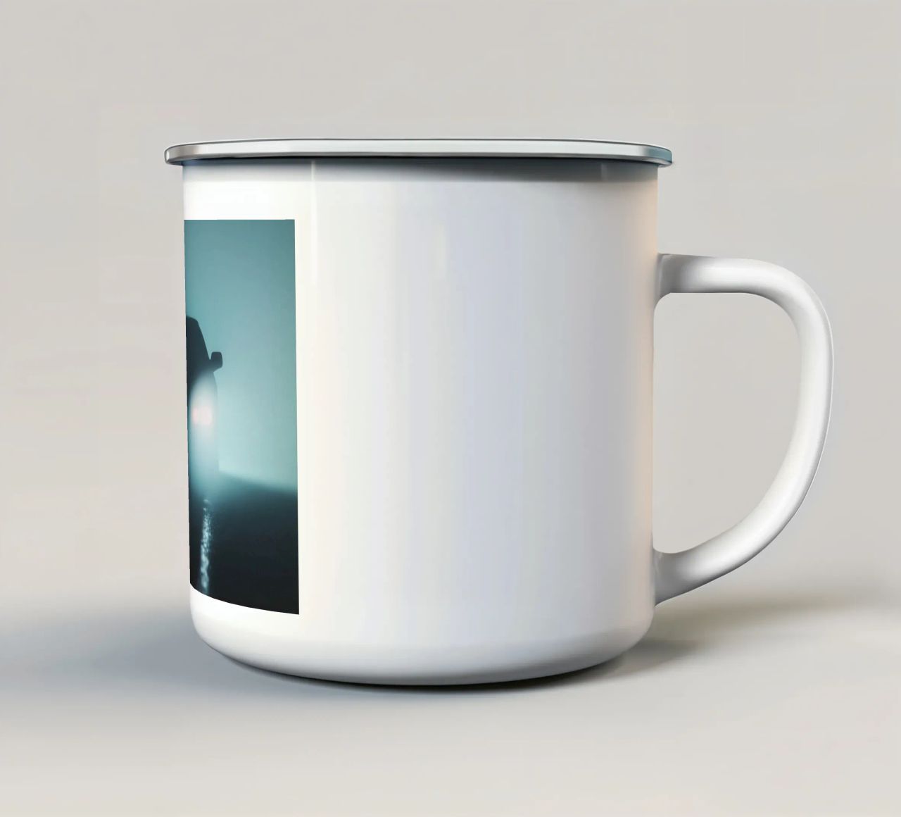 Silhouette Nocturne : Il fascino di un'auto nella notte tazza in smalto da Le Flou