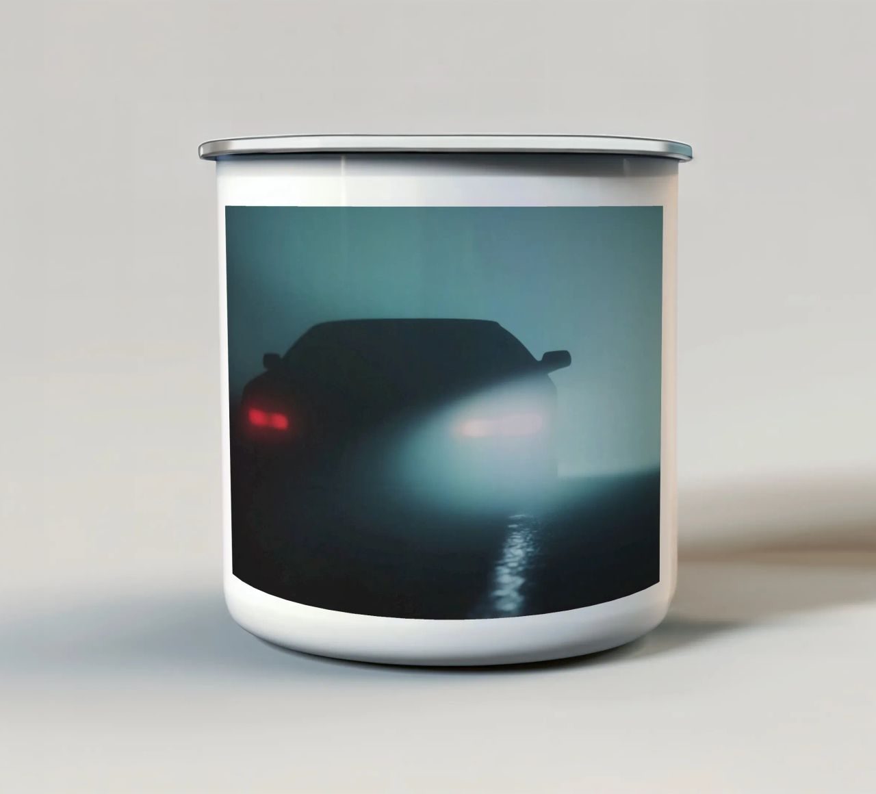 Silhouette Nocturne : Il fascino di un'auto nella notte tazza in smalto da Le Flou