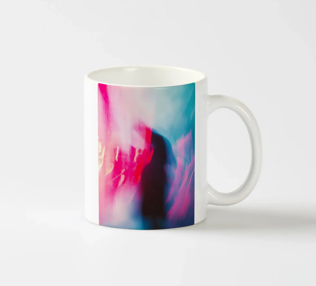 Rêve Coloré: una silhouette avvolta nella luce tazza in ceramica da Le Flou
