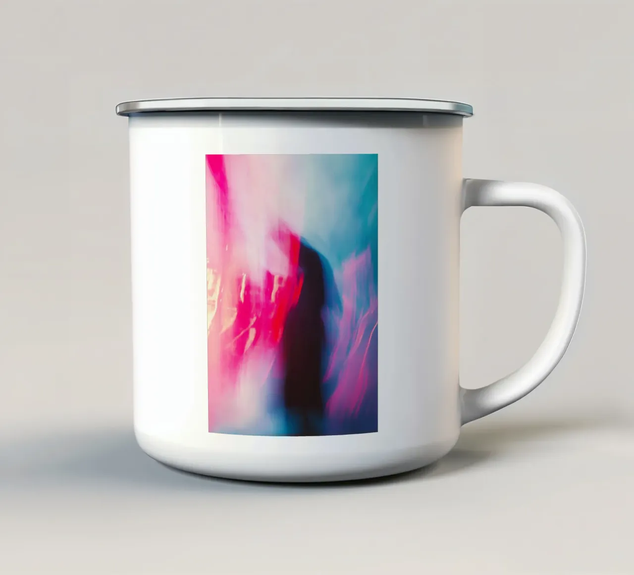 Rêve Coloré: una silhouette avvolta nella luce tazza in smalto da Le Flou