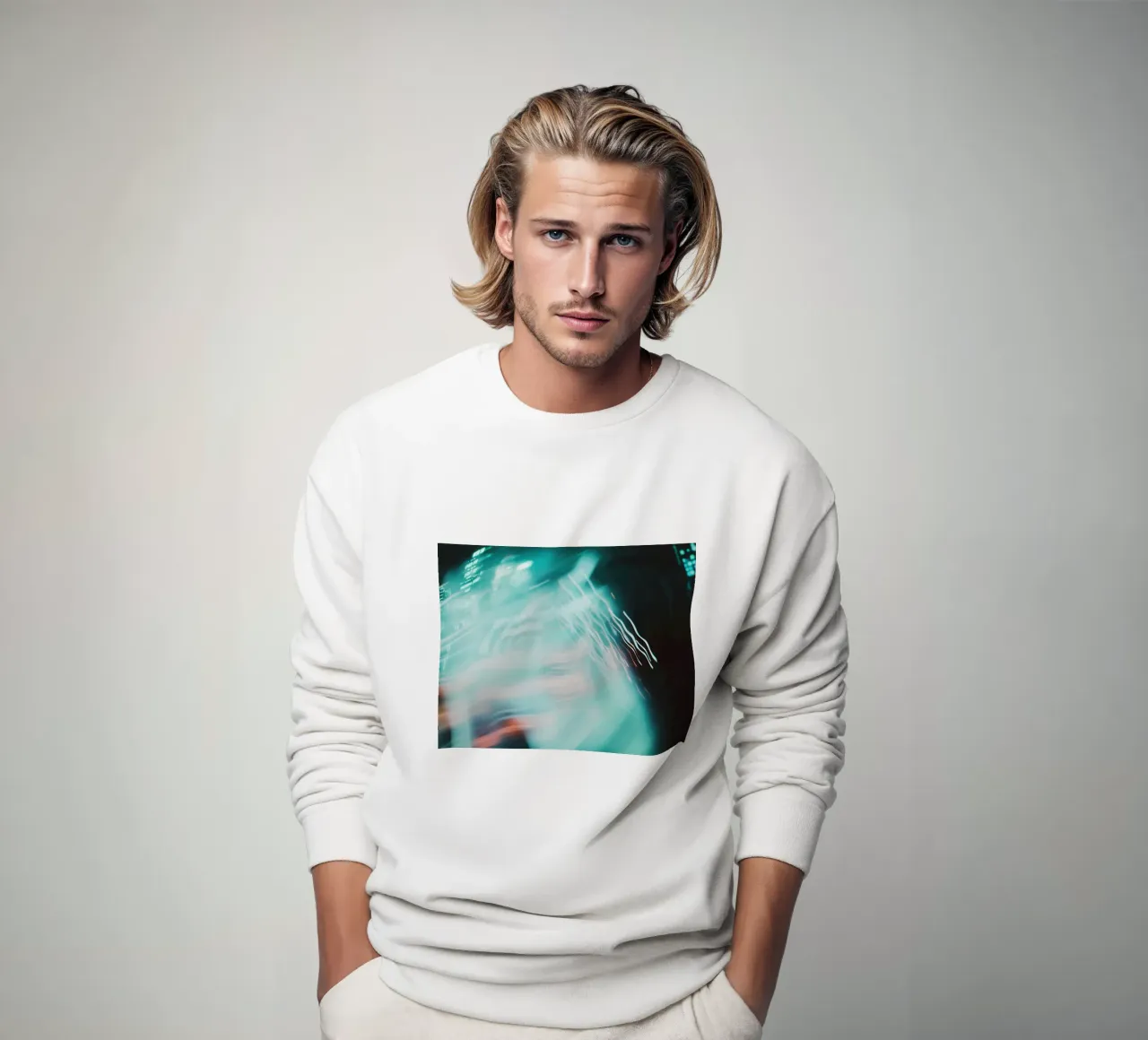 Fusione di luce: echi astratti di una città in fermento felpa da Le Flou