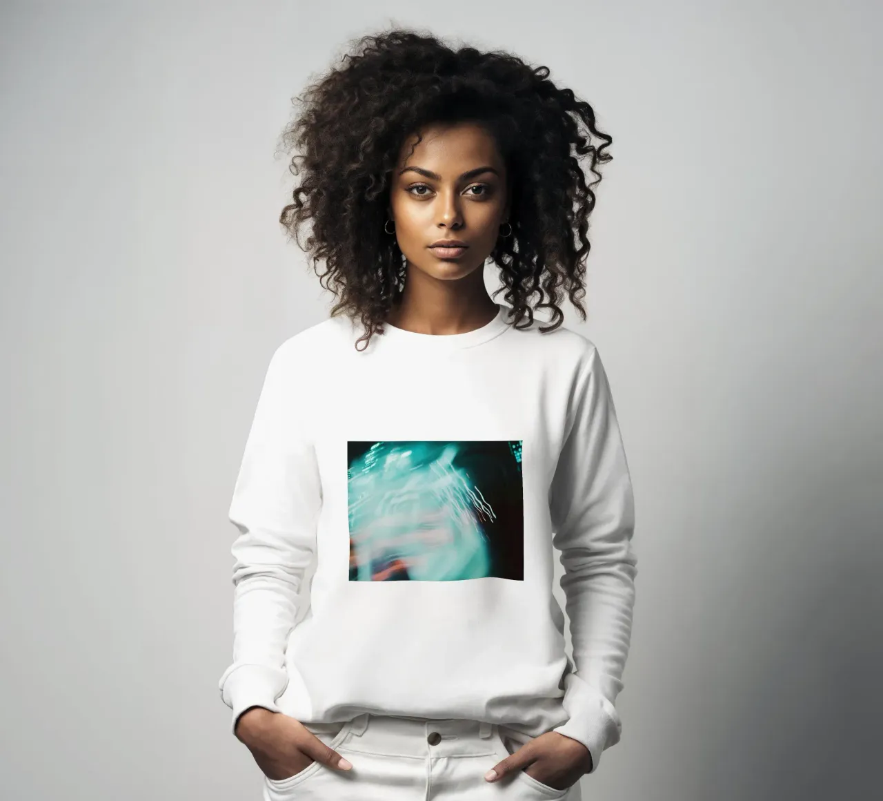 Fusione di luce: echi astratti di una città in fermento felpa da Le Flou