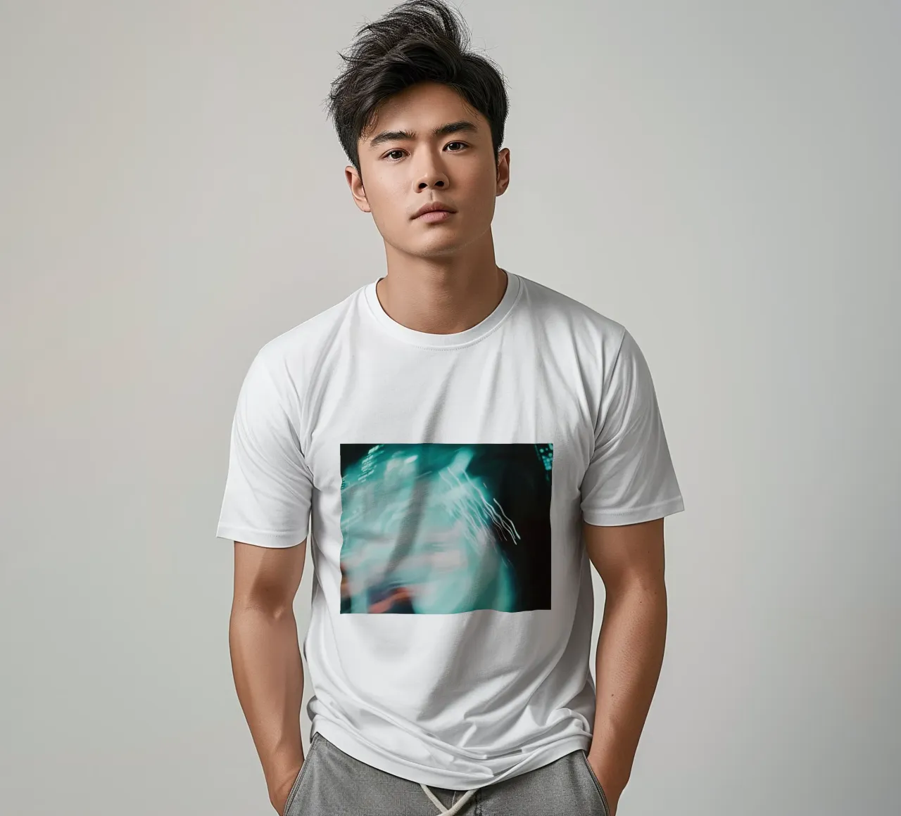 Fusione di luce: echi astratti di una città in fermento t-shirt da Le Flou