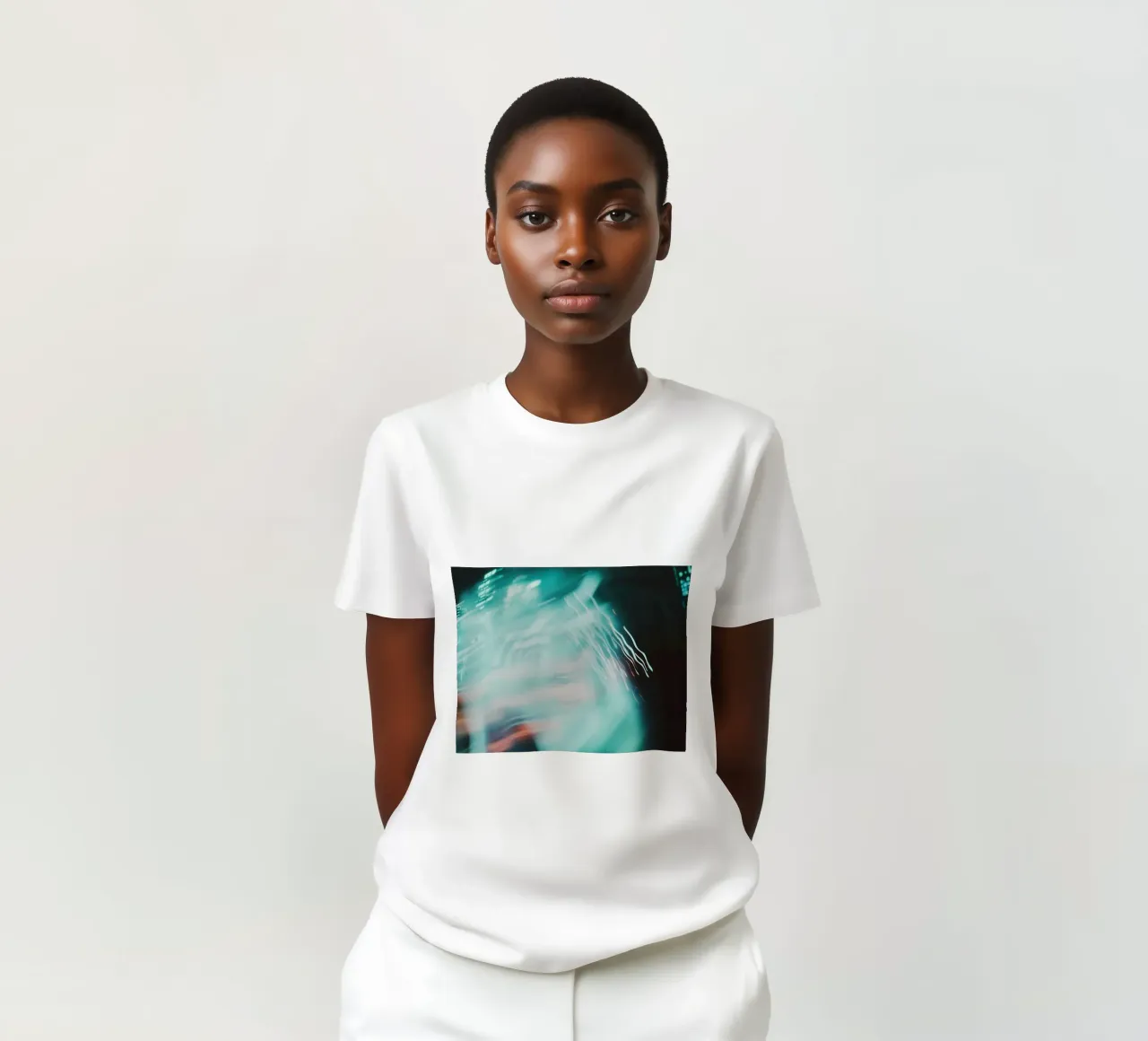 Fusione di luce: echi astratti di una città in fermento t-shirt da Le Flou