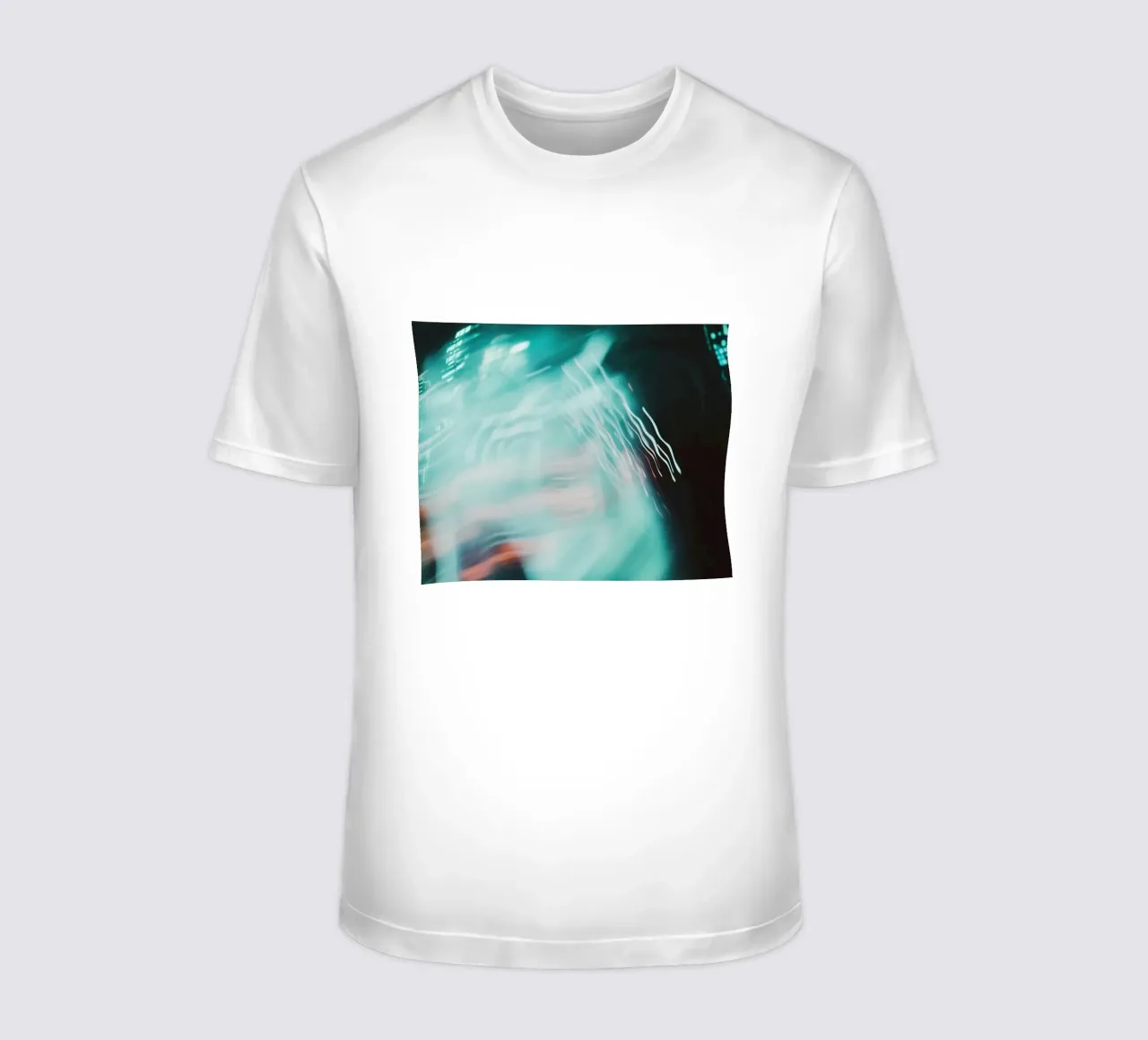 Fusione di luce: echi astratti di una città in fermento t-shirt da Le Flou
