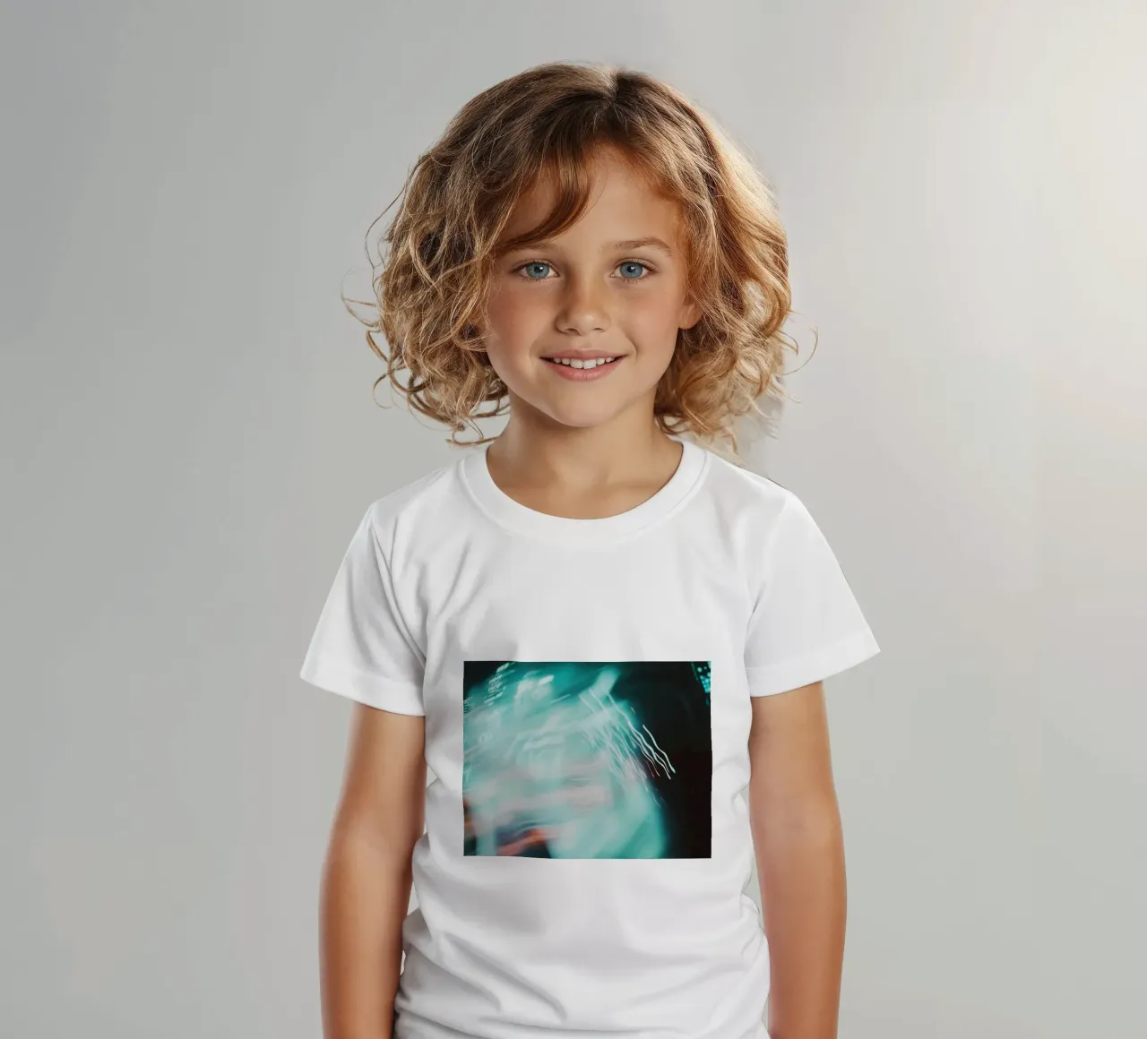 Fusione di luce: echi astratti di una città in fermento t-shirt bambini da Le Flou