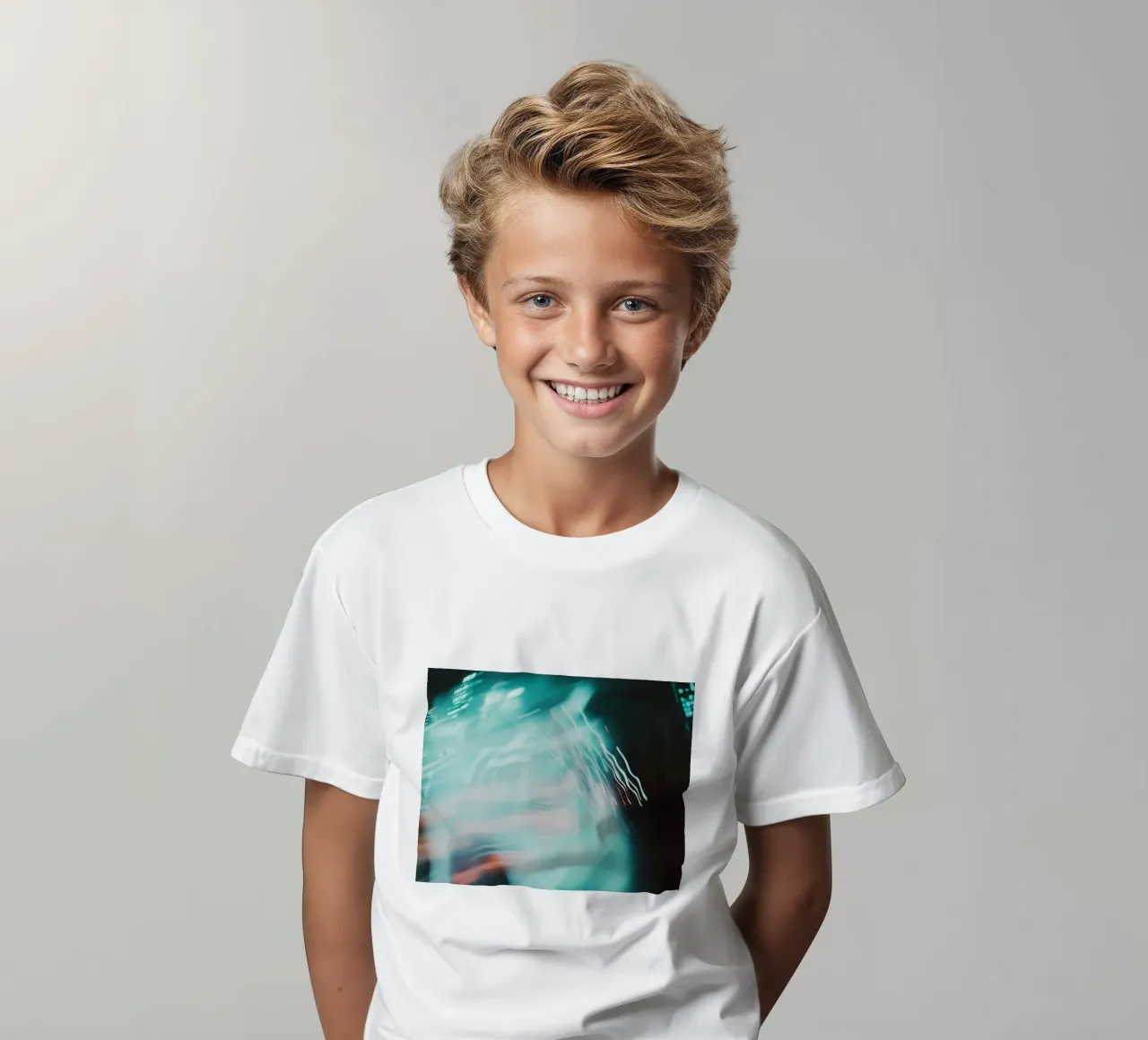 Fusione di luce: echi astratti di una città in fermento t-shirt bambini da Le Flou