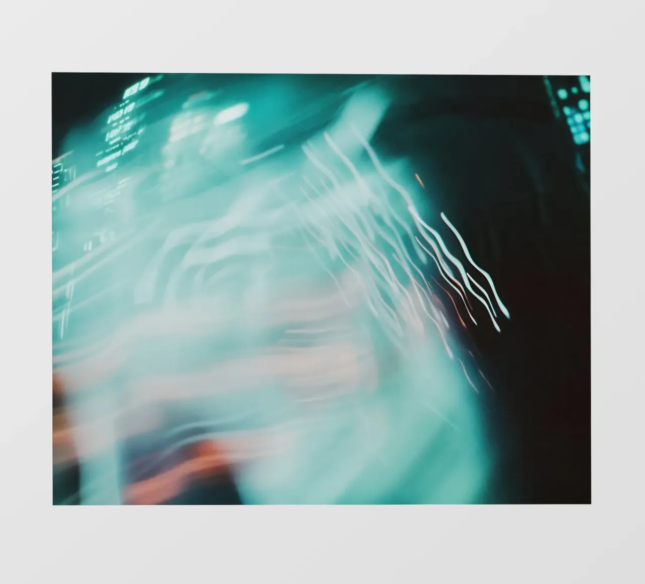 Fusion lumineuse : Échos abstraits d'une ville animée papier peint photo de Le Flou