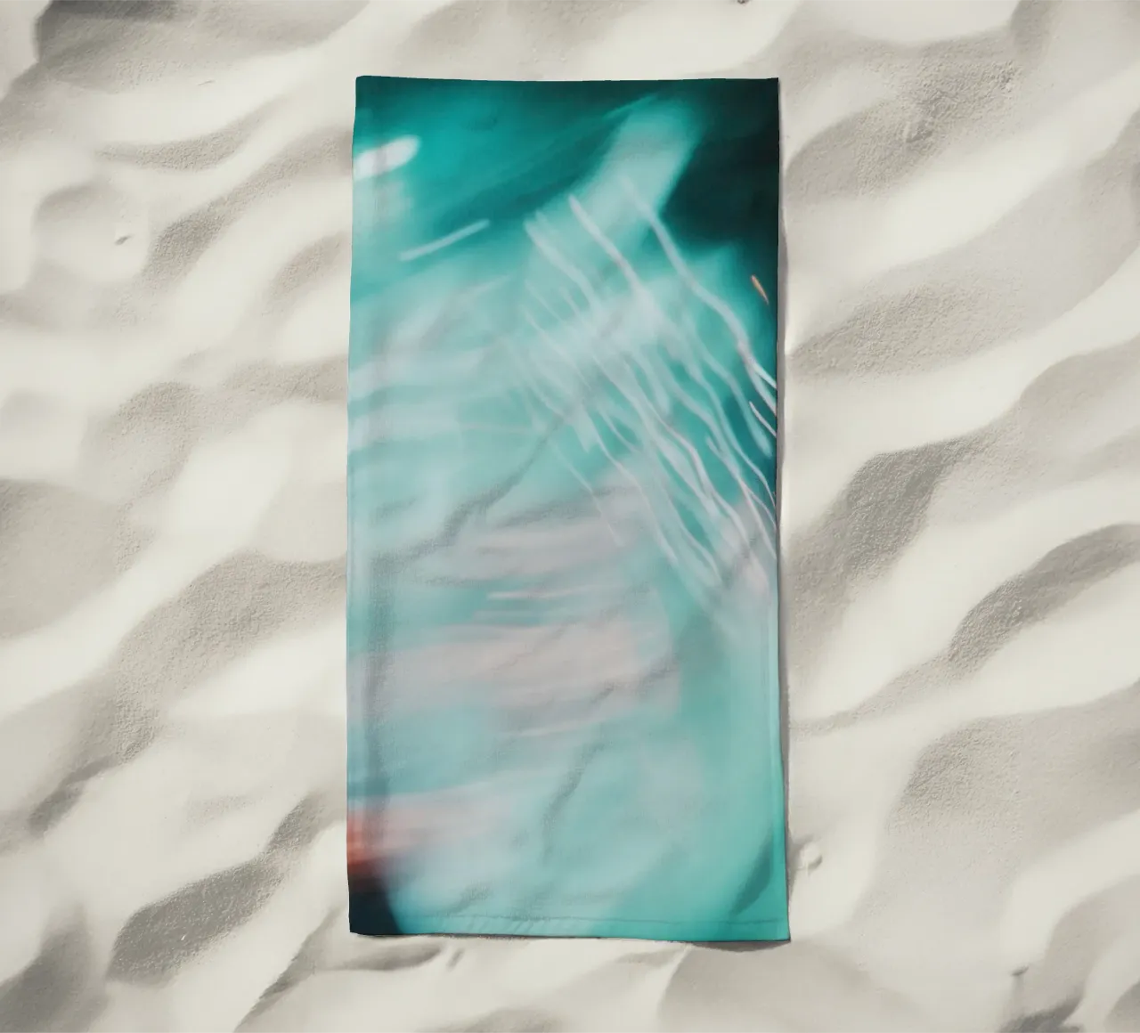 Fusione di luce: echi astratti di una città in fermento telo mare da Le Flou