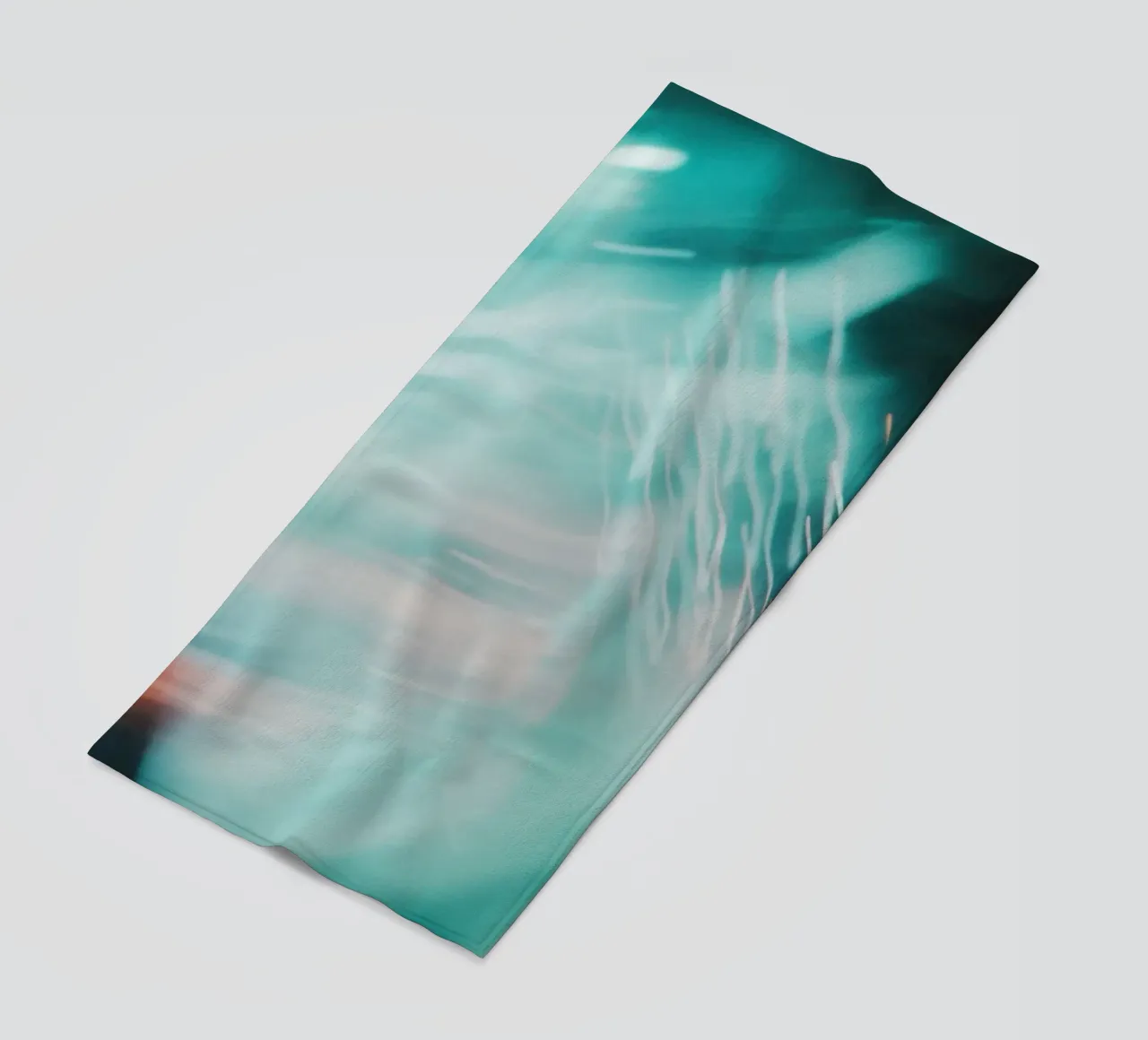 Fusione di luce: echi astratti di una città in fermento telo mare da Le Flou