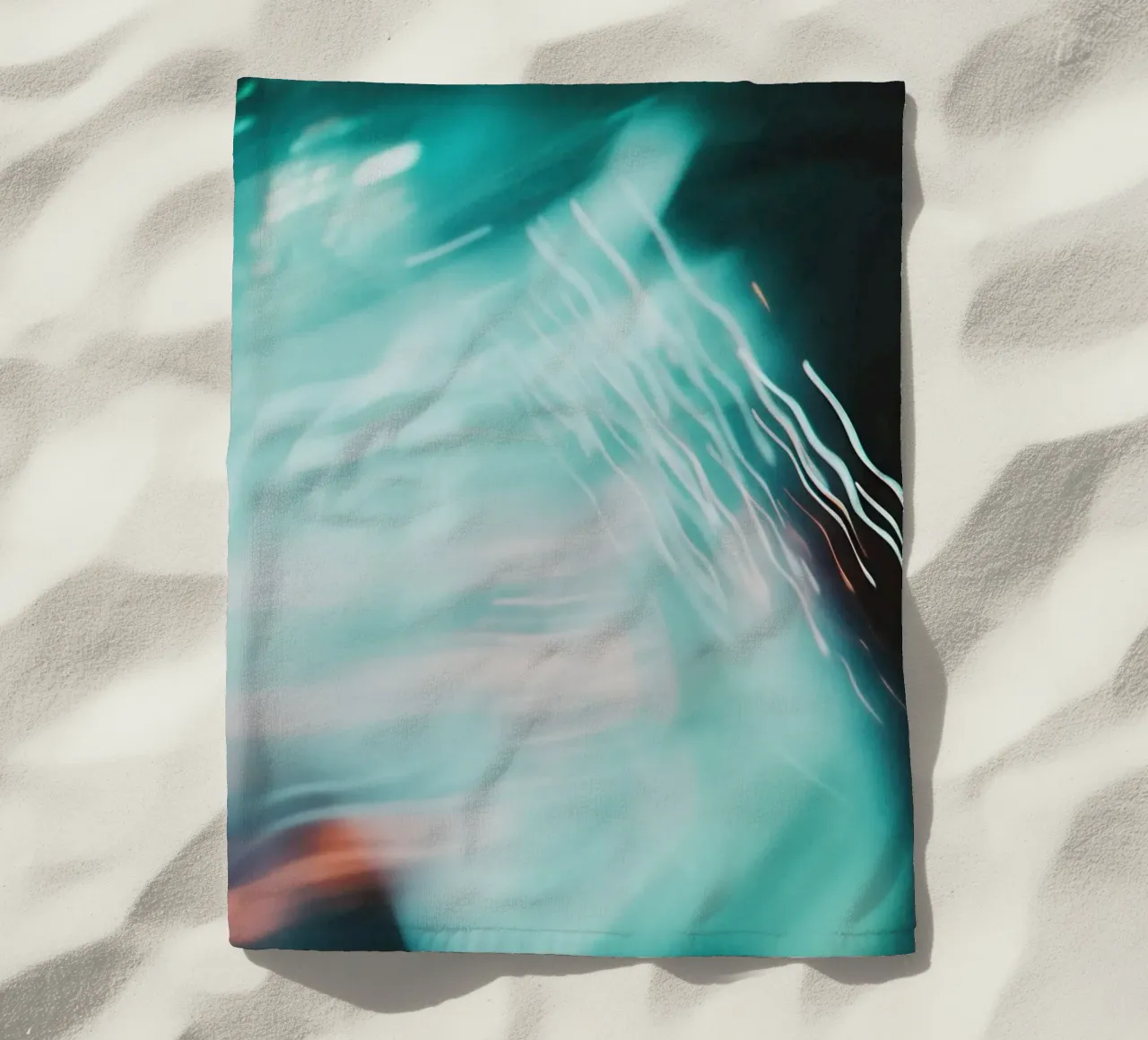 Fusione di luce: echi astratti di una città in fermento telo mare da Le Flou