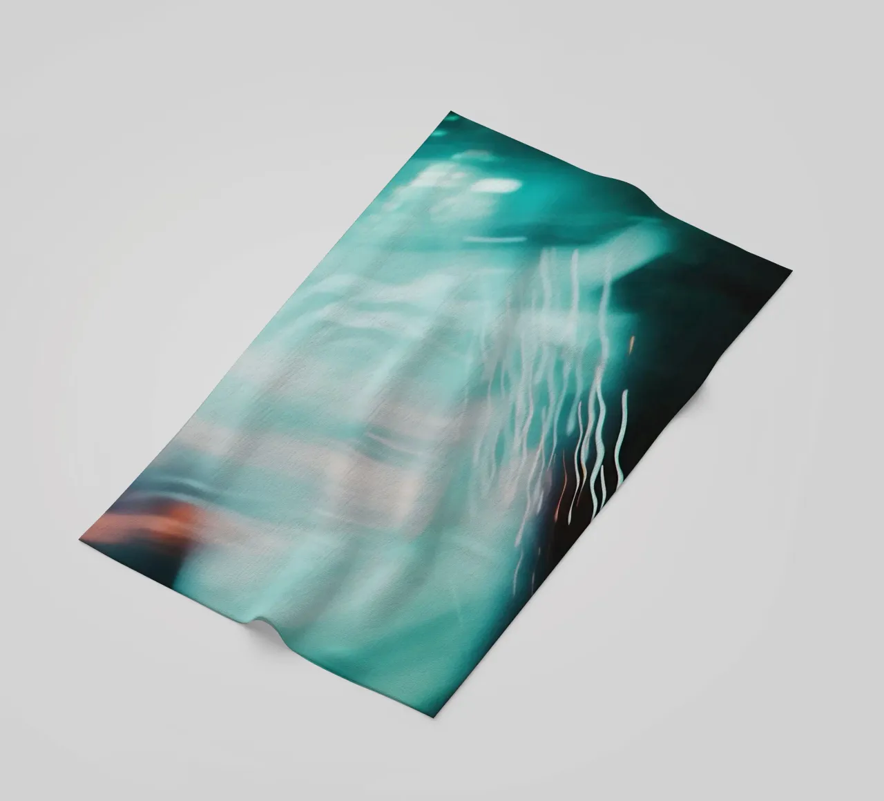 Fusione di luce: echi astratti di una città in fermento telo mare da Le Flou