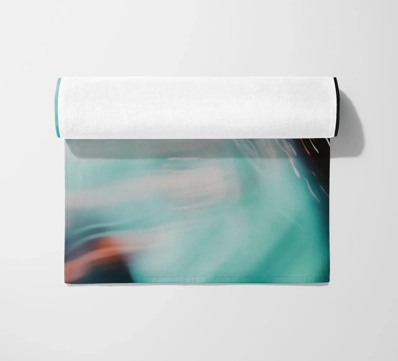 Fusione di luce: echi astratti di una città in fermento telo mare da Le Flou