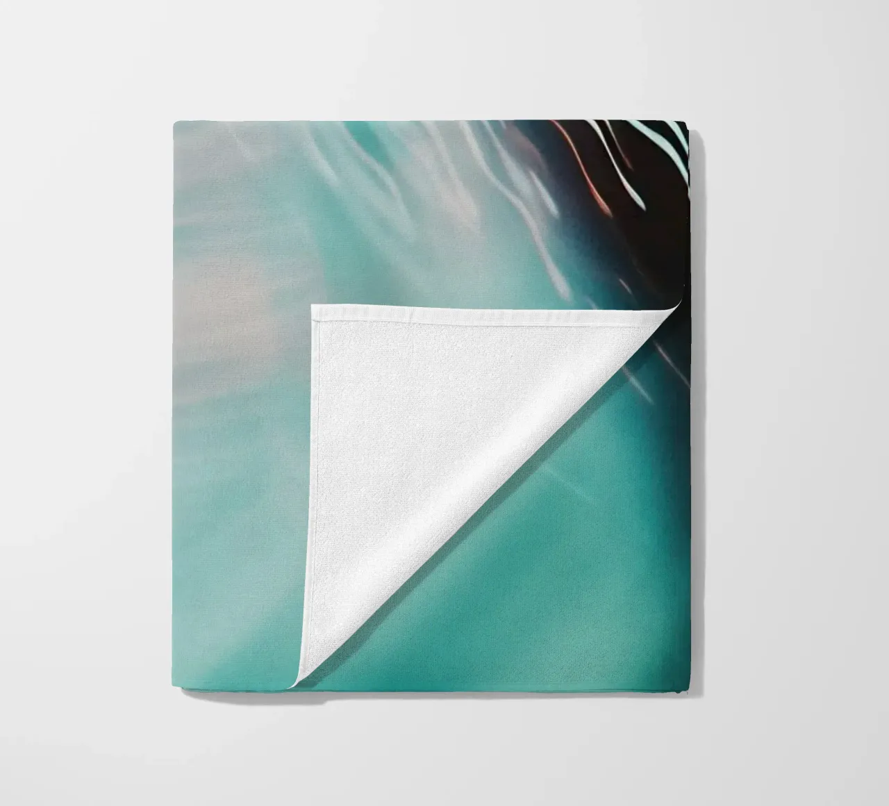 Fusione di luce: echi astratti di una città in fermento telo mare da Le Flou