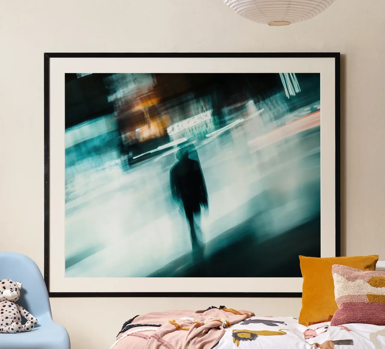 Silhouette urbana: mistero in movimento poster con telaio in plastica da Le Flou