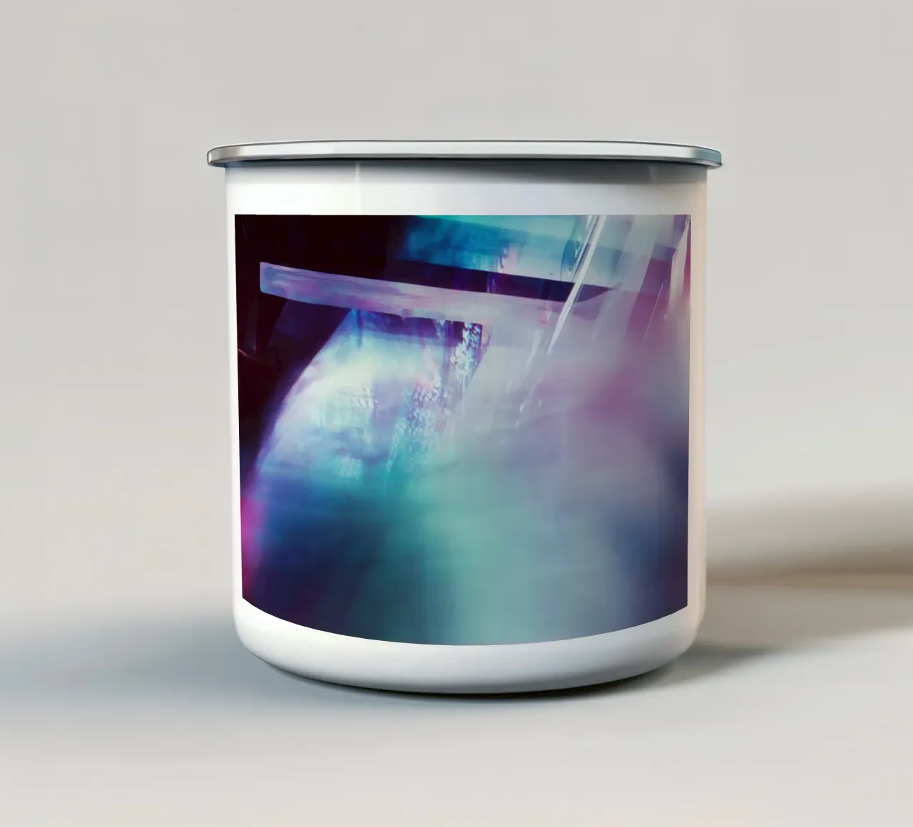Chromatischer Traum: Die Energie einer Stadt in Unschärfe Emaille Tasse von Le Flou
