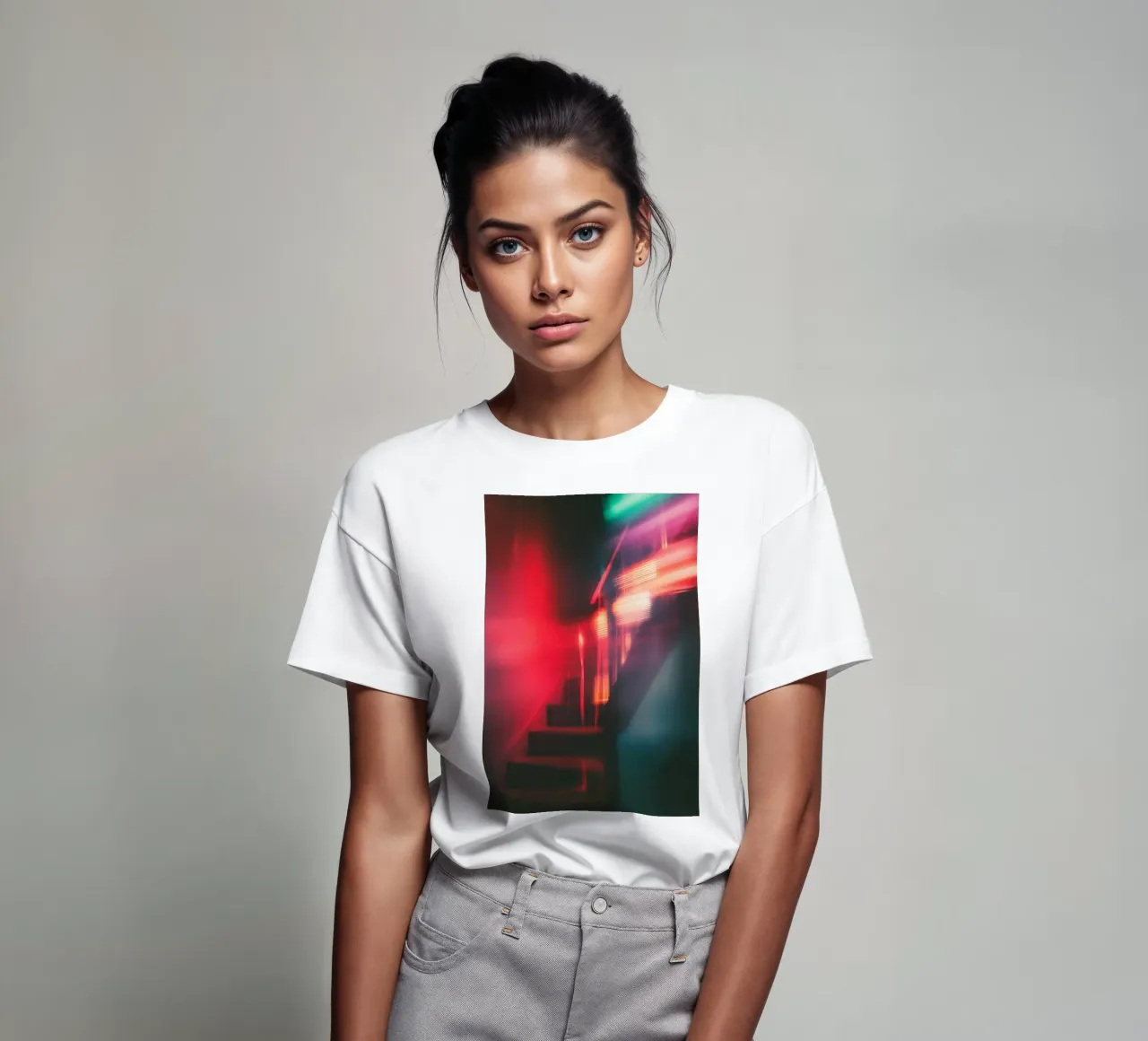 Éclats fantomatiques: una casa con le luci al neon t-shirt da Le Flou
