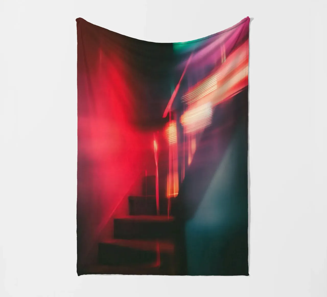 Éclats fantomatiques: una casa con le luci al neon coperta in pile da Le Flou