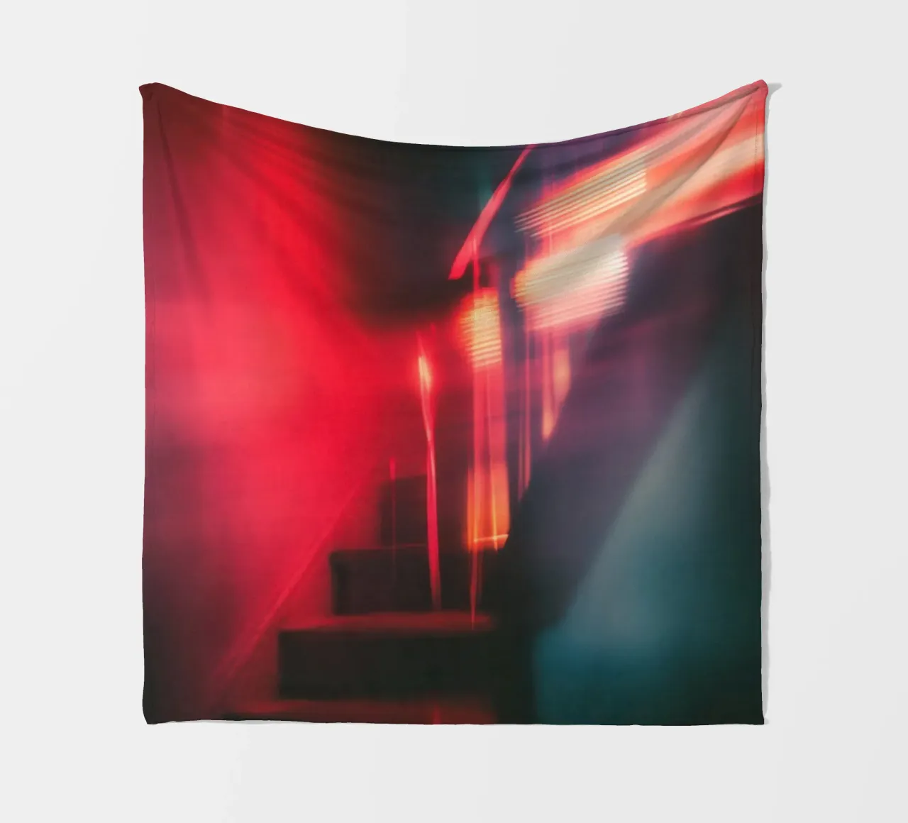 Éclats fantomatiques: una casa con le luci al neon coperta in pile da Le Flou