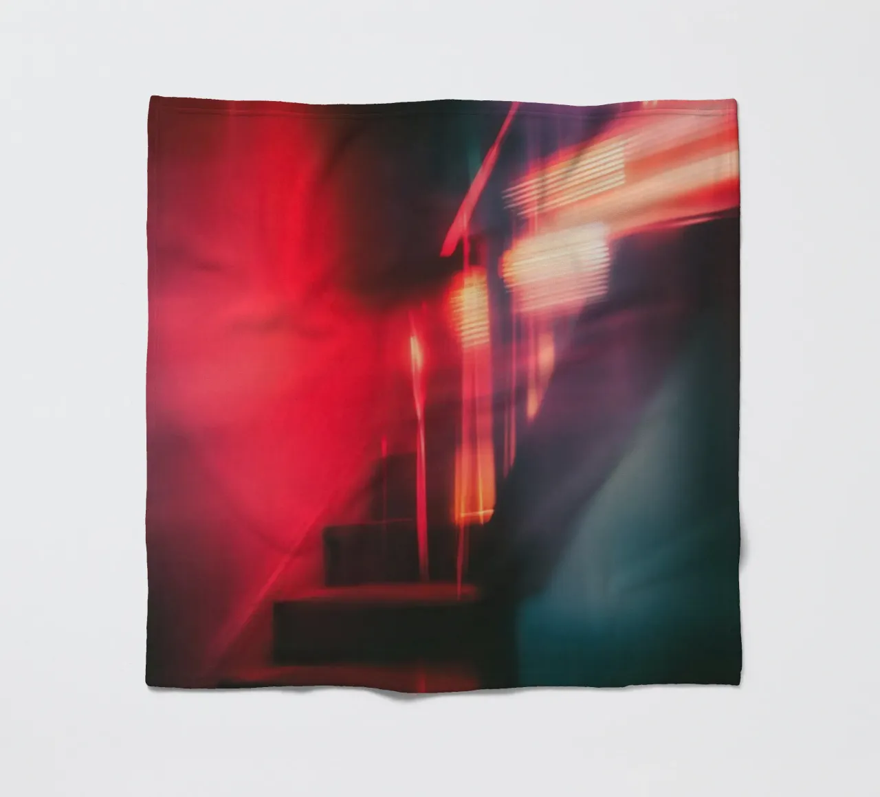 Éclats fantomatiques: una casa con le luci al neon coperta in pile da Le Flou