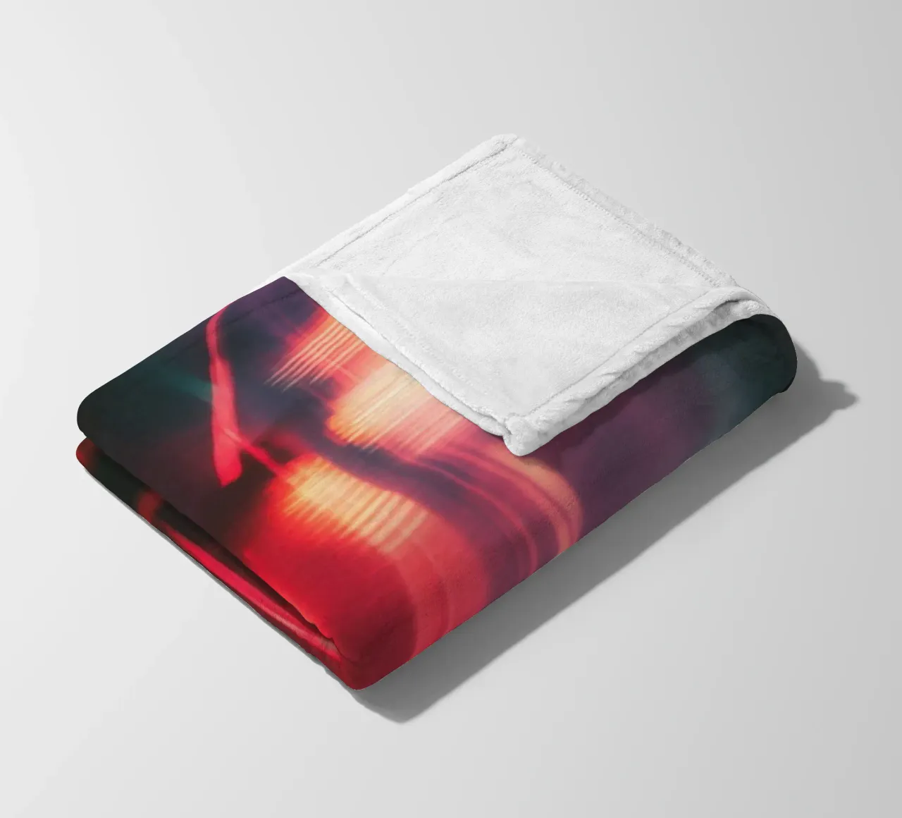 Éclats fantomatiques: una casa con le luci al neon coperta in pile da Le Flou